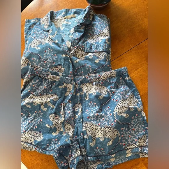 Printfresh Snow Leopard Short Sleeve Pajama Set Size Large (top and shorts) - Picture 6 of 11